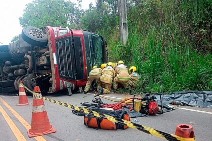 Carga é saqueada após acidente na SE-282 entre Estância e Boquim