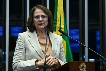 Damares critica possibilidade de mulher trans na Secretaria da Mulher e gera debate nas redes