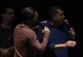 Deputado estadual interrompe show de Tayrone e protagoniza confusão em festa na Bahia Deputado estadual interrompe show de Tayrone e protagoniza confusão em festa na Bahia