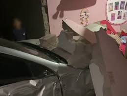 Carro em alta velocidade invade casa e atinge quarto de criança em Cristinápolis