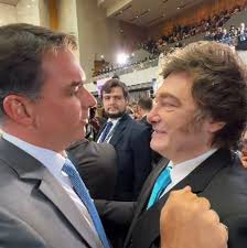 Flávio Bolsonaro agradece a Javier Milei por asilo concedido a condenado pelos atos de 8 de janeiro