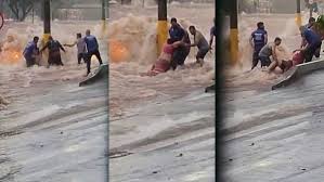 Moradores resgatam mulheres de carro submerso durante enxurrada em SP Moradores resgatam mulheres de carro submerso durante enxurrada em SP