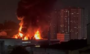 Incêndio de grandes proporções atinge distribuidora em Diadema Incêndio de grandes proporções atinge distribuidora em Diadema
