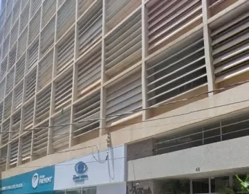 Mulher invade apartamento, tenta beijar adolescente à força e ateia fogo em imóvel em SP