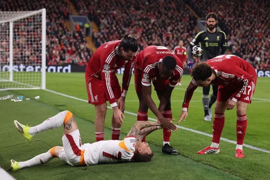 Jogador tem dedo parcialmente decapitad0 em jogo decisivo da Champions League