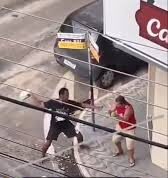 Confusão entre morador em situação de rua e comerciante termina com fezes arremessadas Confusão entre morador em situação de rua e comerciante termina com fezes arremessadas
