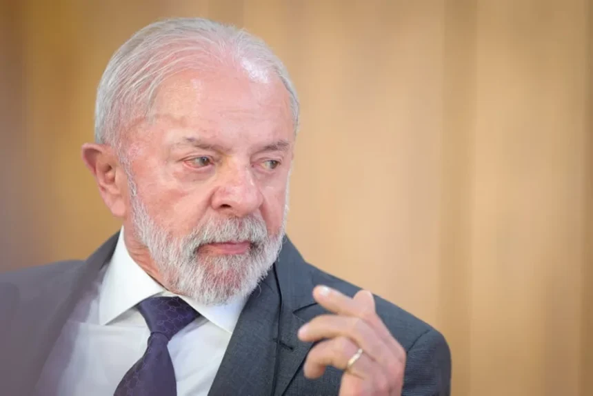 Lula cita preocupação com possível invasão estrangeira em discurso no Palácio do Planalto