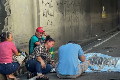 Mãe entra em desespero ao ver corpo da filha vítima de acidente motociclístico em Manaus