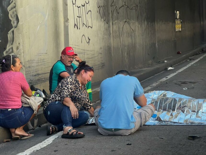 Mãe entra em desespero ao ver corpo da filha vítima de acidente motociclístico em Manaus Mãe entra em desespero ao ver corpo da filha vítima de acidente motociclístico em Manaus