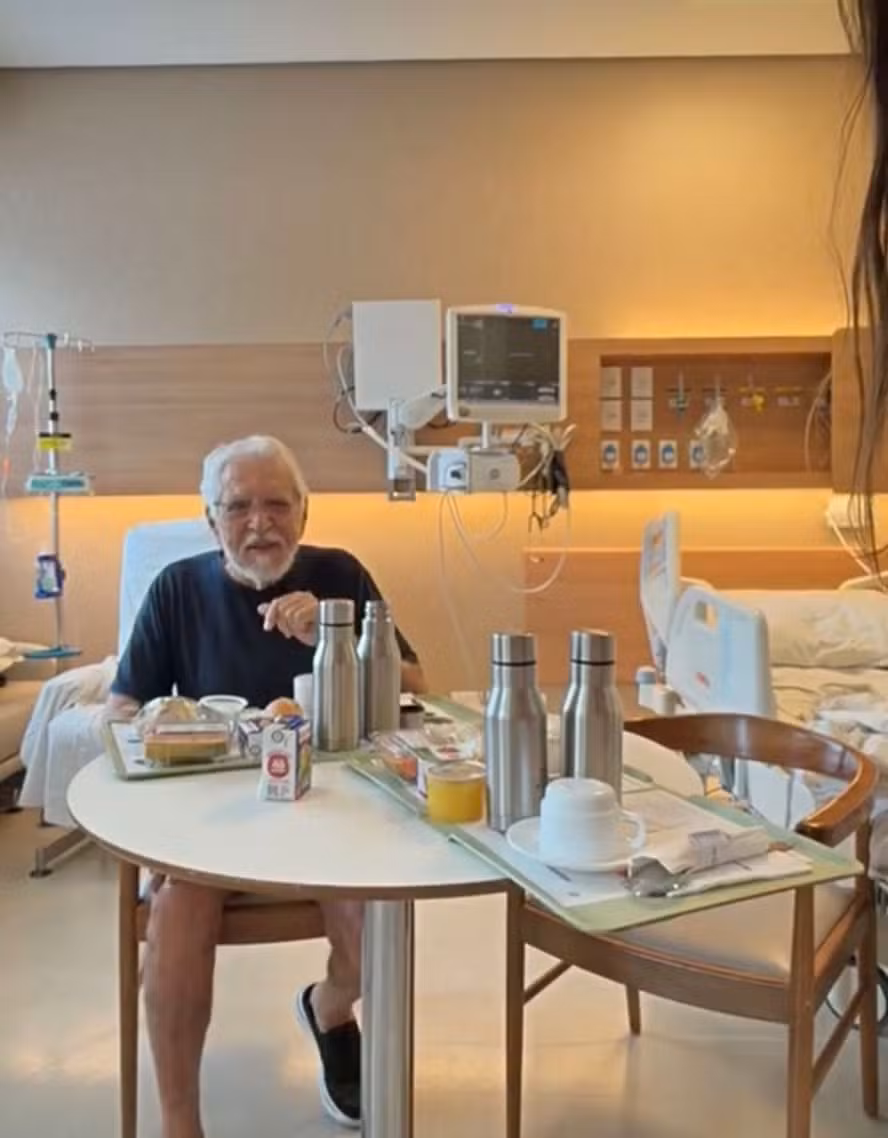 Prestes a completar 90 anos, Carlos Alberto de Nóbrega aparece internado em hospital de São Paulo