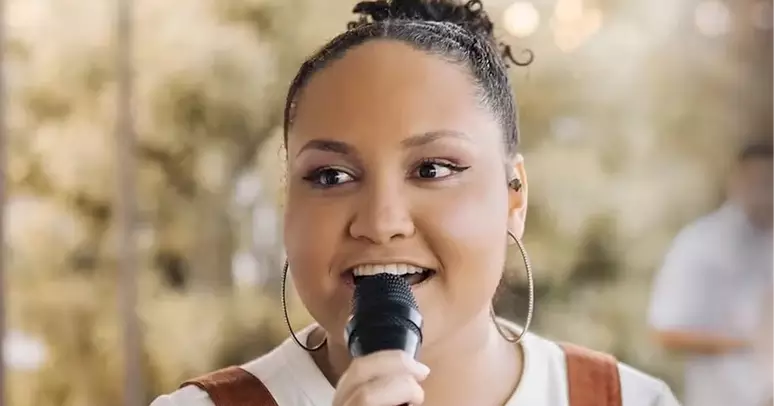 Cantora gospel m0rre após acidente em brinquedo de parque de diversões em MG