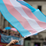 Município do MS sanciona lei que proíbe mulheres trans de utilizarem banheiros femininos