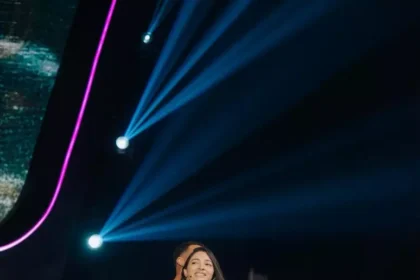 Ex-ginasta Laís Souza fica em pé em evento dedicado a pesquisadora Tatiana Sampaio