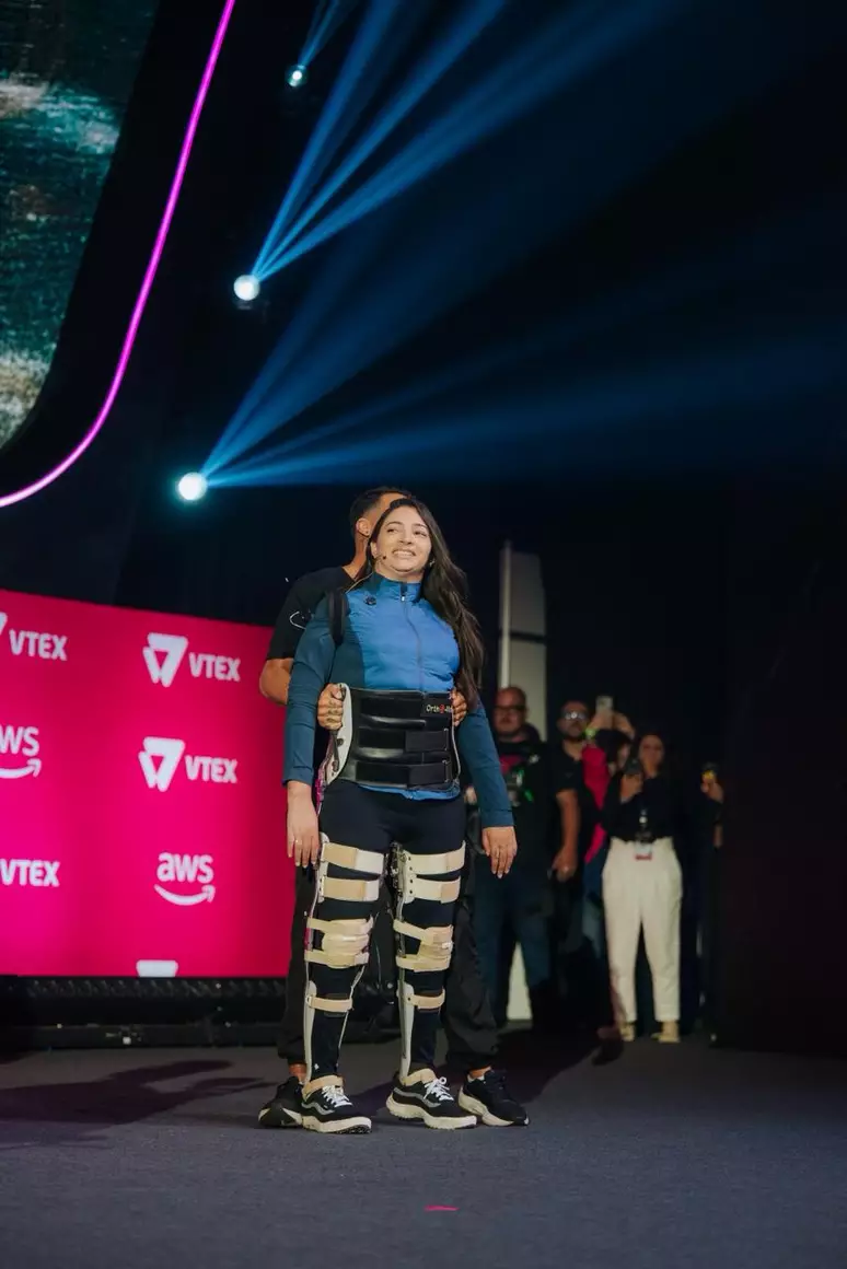 Ex-ginasta Laís Souza fica em pé em evento dedicado a pesquisadora Tatiana Sampaio