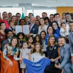 Lula sanciona lei que amplia licença-paternidade para até 20 dias e cria salário-paternidade no Brasil
