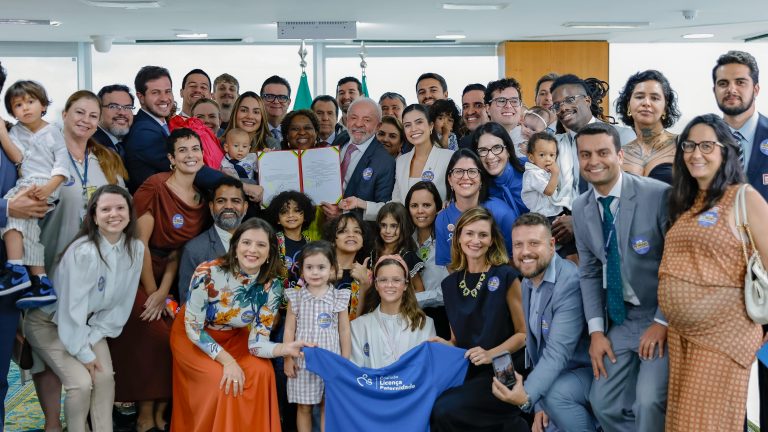 Lula sanciona lei que amplia licença-paternidade para até 20 dias e cria salário-paternidade no Brasil