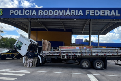 PRF recupera caminhão adulterado com restrição judicial na BR-101 em Sergipe