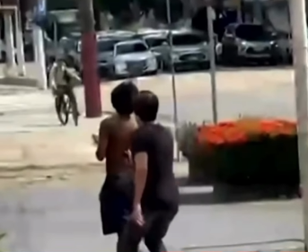 Estudantes de Direito usam arma para dar choque em morador de rua