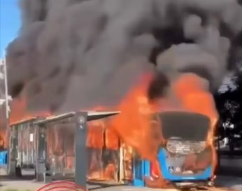 Ônibus pega fogo em São Paulo