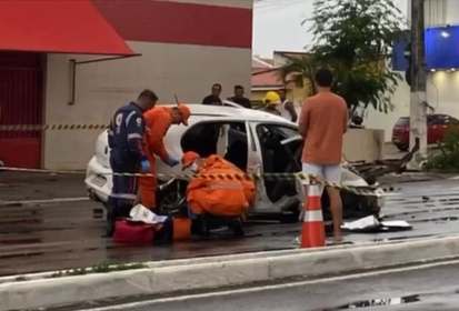 Veículo capota em Avenida de Aracaju