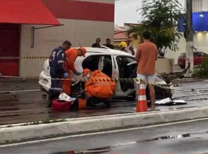 Veículo capota em Avenida de Aracaju Veículo capota em Avenida de Aracaju