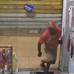Homem invade loja em Delmiro Gouveia