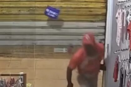 Homem invade loja em Delmiro Gouveia