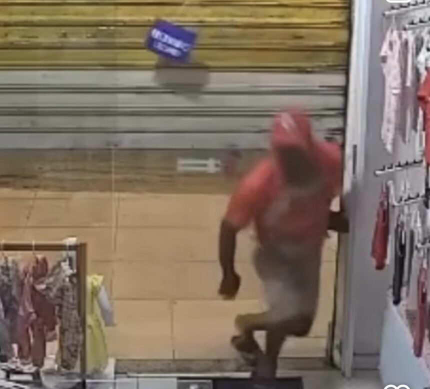 Homem invade loja em Delmiro Gouveia Homem invade loja em Delmiro Gouveia