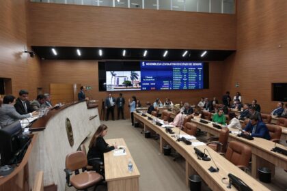 Alese aprova reajuste salarial de 7% para servidores e cria gratificação por desempenho em Sergipe