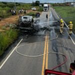 Caminhão carregado com pneus pega fogo em rodovia estadual em Riachão do Dantas; Bombeiros controlam as chamas