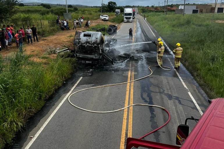 Caminhão carregado com pneus pega fogo em rodovia estadual em Riachão do Dantas; Bombeiros controlam as chamas