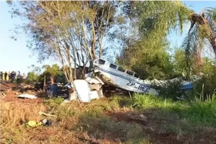 Avião com carga milionária cai no Paraguai e tem parte do dinheiro saqueada