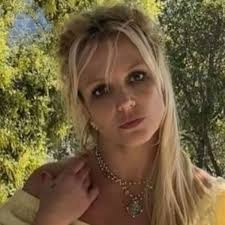 Britney Spears é internada voluntariamente em clínica de reabilitação nos EUA após polêmica recente