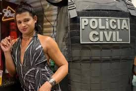Homem é preso suspeito de matar irmã trans a facadas na Bahia
