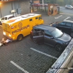 Carro-forte atropela duas mulheres durante manobra em estacionamento no Chile