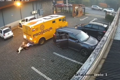 Carro-forte atropela duas mulheres durante manobra em estacionamento no Chile