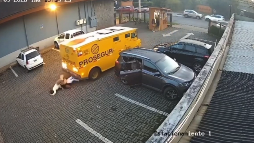 Carro-forte atropela duas mulheres durante manobra em estacionamento no Chile