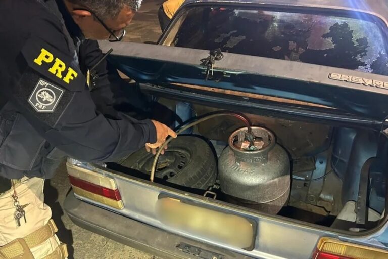 Carro adaptado para uso com gás de cozinha é apreendido pela PRF no interior do RN Carro adaptado para uso com gás de cozinha é apreendido pela PRF no interior do RN