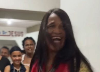 De peruca e salto alto, deputado baiano aparece em rede social para defender pastor acusado de transfobia:”Mulher tem ovário e homem tem ‘ovo’”