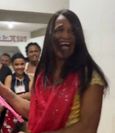 De peruca e salto alto, deputado baiano aparece em rede social para defender pastor acusado de transfobia:”Mulher tem ovário e homem tem ‘ovo’”