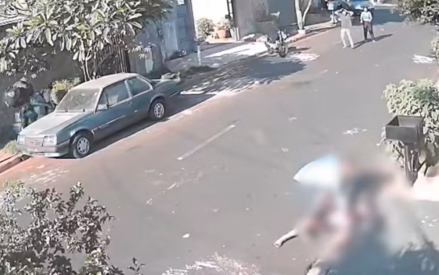 Mulher é esfaquead4 em via pública por ex-namorado em SP Mulher é esfaquead4 em via pública por ex-namorado em SP