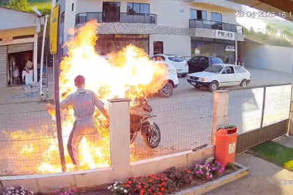 Homem ateia fogo em moto durante abordagem policial no ES e mãe é atingida pelas chamas