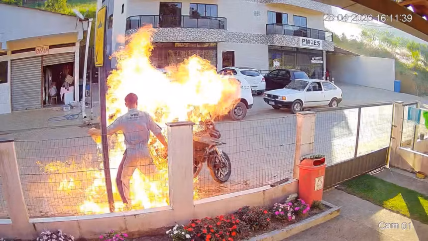 Homem ateia fogo em moto durante abordagem policial no ES e mãe é atingida pelas chamas