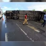 Ônibus com trabalhadores tomba na BR-324 e deixa um morto em Salvador