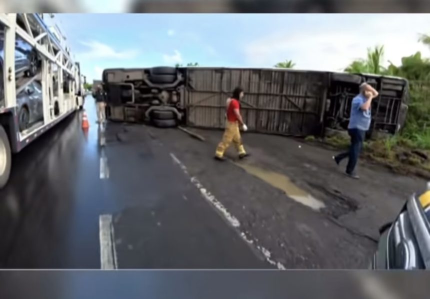 Ônibus com trabalhadores tomba na BR-324 e deixa um morto em Salvador