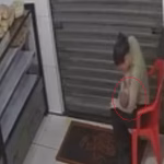 Agente de trânsito amamenta bebê após mãe ser vítima de tentativa de feminicídi0 no interior de Alagoas