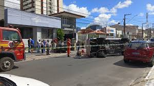 Carro capota em rua movimentada da região central de Aracaju