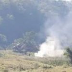 Helicóptero cai em área residencial e deixa uma pessoa morta em Santa Catarina