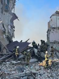 Ataque com drones atinge alojamento estudantil em Luhansk e deixa mortos e dezenas de feridos