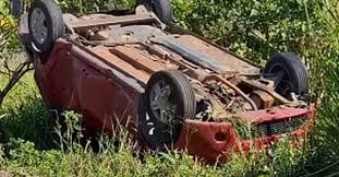 Carro sai da pista e capota às margens da AL-220 em Arapiraca